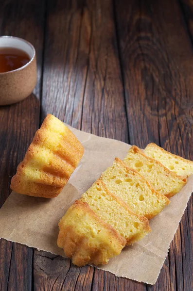 Snijd Een Hele Muffins Thee Papier Houten Tafel Close — Stockfoto