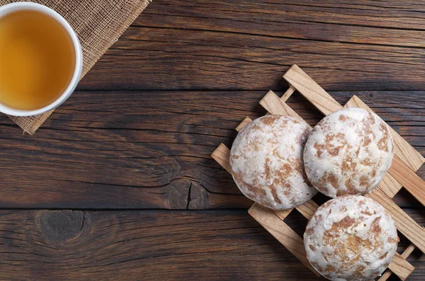 Galletas Jengibre Esmaltadas Taza Mesa Madera Vista Superior Con Espacio Imagen de archivo