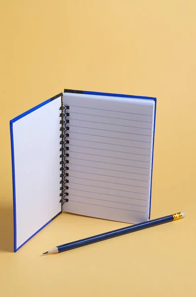 Cuaderno Abierto Lápiz Sobre Fondo Amarillo — Foto de Stock