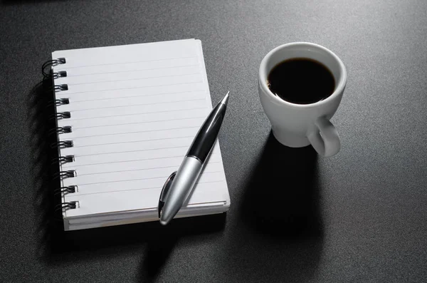 黑桌特写上记事本 钢笔和咖啡杯 — 图库照片
