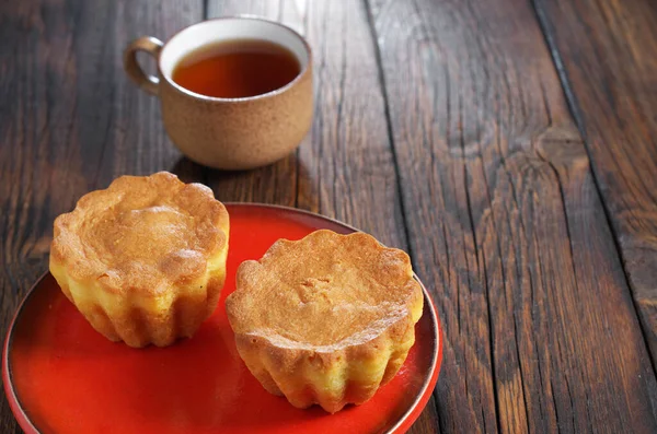Tasse Thé Deux Délicieux Muffins Sur Une Assiette Rouge Sur — Photo