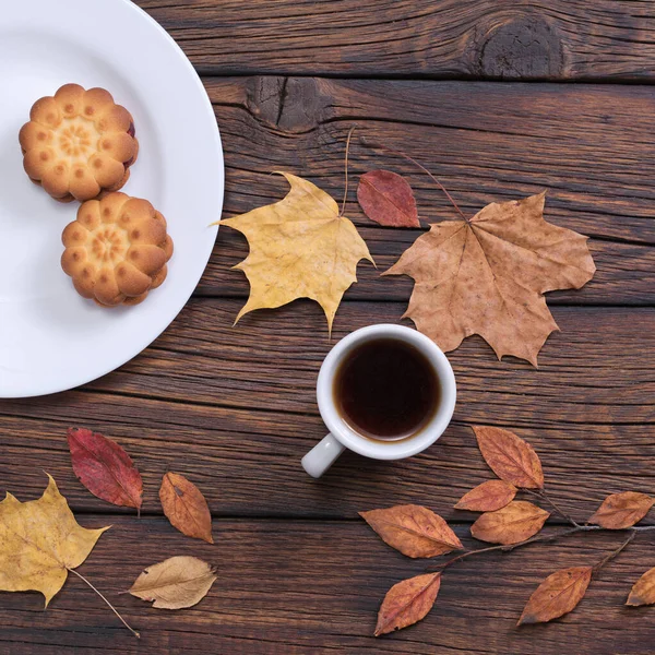 Galletas Plato Café Sobre Fondo Madera Con Hojas Otoño Vista —  Fotos de Stock