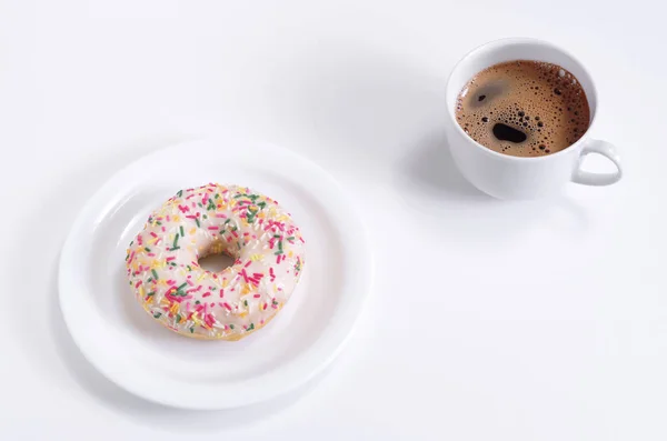 甜甜圈 洒在盘子里 咖啡倒在白桌上 高角度视图 — 图库照片