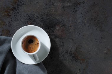 Grunge arkaplanda bir fincan kahve, metin için en üstteki görünüm