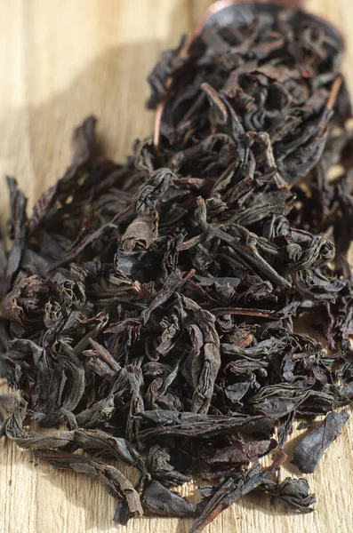 Dried Large Leaves Black Tea Copper Spoon Wooden Surface Close — Stock Photo, Image