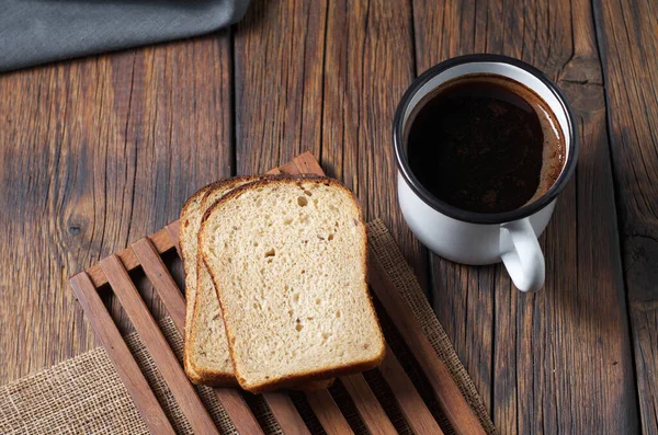 Rebanadas Pan Taza Café Esmaltado Mesa Madera — Foto de Stock