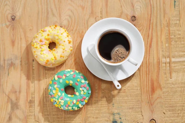 Tasse Kaffee Mit Donuts Auf Altem Holzhintergrund Draufsicht — Stockfoto