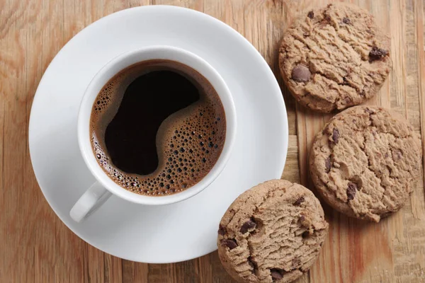 Kaffe Kopp Och Choklad Chip Cookies Gammalt Trä Närbild Ovanifrån — Stockfoto