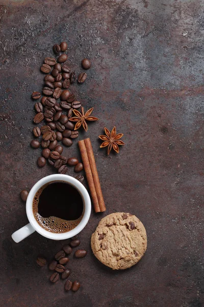 コーヒーカップとチョコレートチップクッキーグランジメタルの背景 コピースペース付きのトップビュー — ストック写真