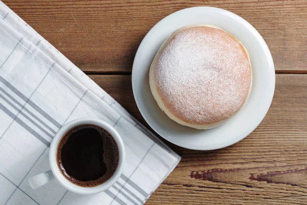 木桌上的甜甜圈和咖啡 顶视图 — 图库照片