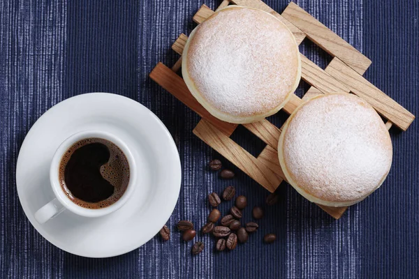 テーブルの上での朝食用のドーナツとコーヒーカップ トップビュー — ストック写真