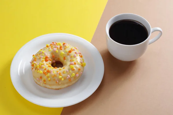 Cup Coffee Donut Icing Sprinkles Two Tone Background — Stock Photo, Image