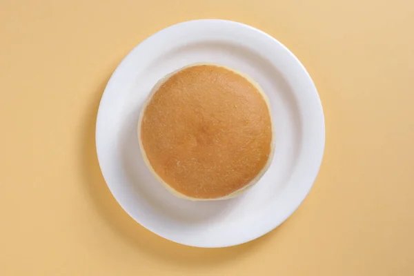 黄底白盘上的美味甜甜圈 顶视图 — 图库照片