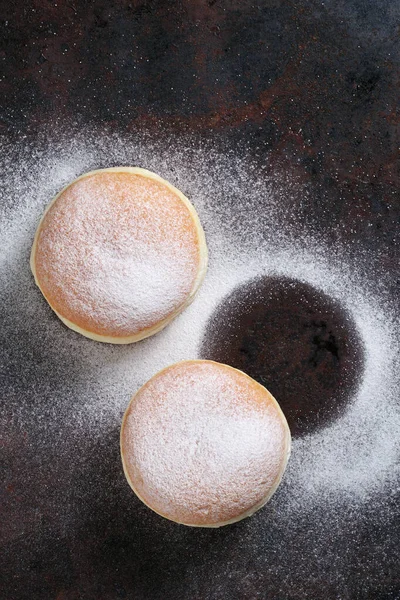 Donuts Polvilhado Com Açúcar Confeiteiro Fundo Metal Grunge Vista Superior — Fotografia de Stock