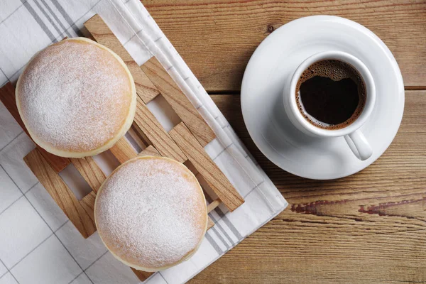 Donuts Och Kopp Kaffe Träbord Ovanifrån — Stockfoto