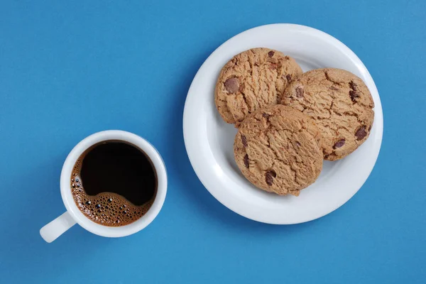 Schokoladenkekse Und Kaffeetasse Auf Blauem Hintergrund Ansicht Von Oben — Stockfoto