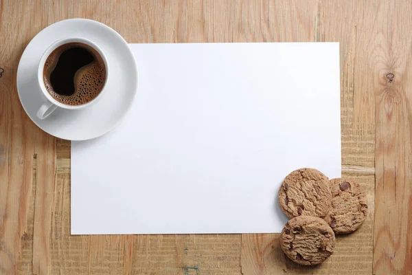 一张空白的纸和一张旧木制桌子上放着饼干的咖啡 上面有文字的空间 — 图库照片
