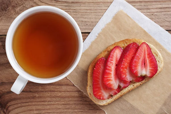 Çilekli Sandviç Bir Fincan Çay Ahşap Masada Yakın Plan Üst — Stok fotoğraf