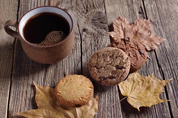 Различные Печенье Чашка Кофе Деревянном Столе Осенними Листьями — стоковое фото