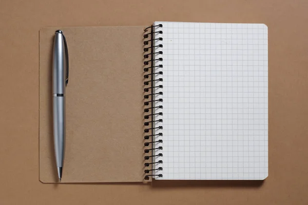 Ноутбук Ручка Коричневом Фоне Крупным Планом Вид Сверху — стоковое фото