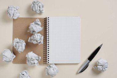 Işık arkaplan, üst görünüm üzerine defter, kalem ve kağıt topları
