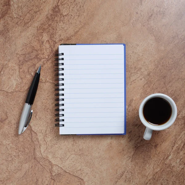 Tasse Kaffee Und Geöffnetes Notizbuch Mit Stift Auf Steinhintergrund Draufsicht — Stockfoto