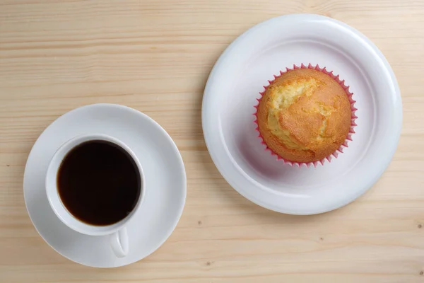 香草松饼和木桌上的黑咖啡 — 图库照片