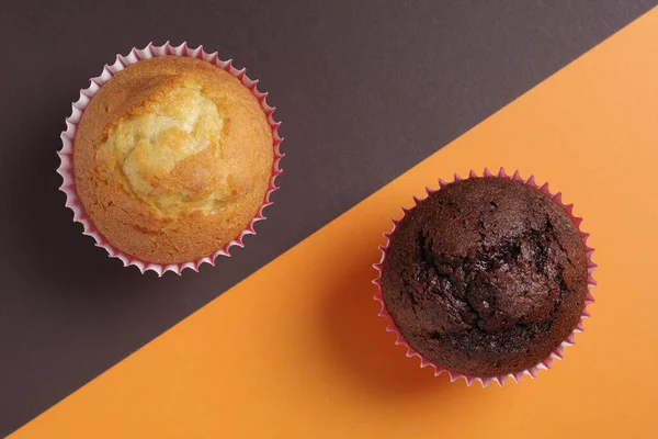 Schokolade Und Vanille Muffins Auf Zweifarbigem Hintergrund Nahaufnahme Draufsicht — Stockfoto