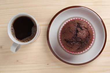 Çikolatalı kek ve bir fincan kahvenin hemen üstünde.