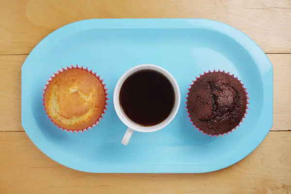 Muffins Chocolate Vainilla Taza Café Bandeja Azul Sobre Mesa Madera —  Fotos de Stock