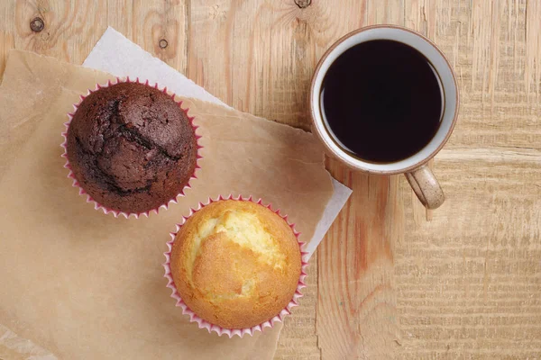 Muffin Alla Vaniglia Cioccolato Caffè Sul Tavolo Legno Vista Dall — Foto Stock