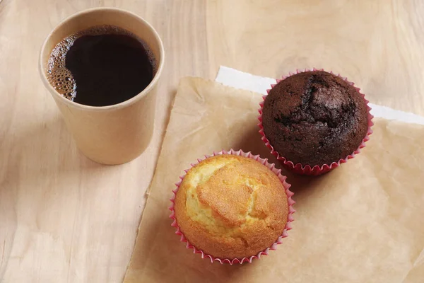 Muffins Und Einwegbecher Kaffee Aus Pappe Auf Hölzernem Hintergrund — Stockfoto
