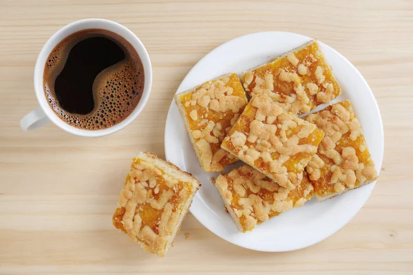 Kopje Koffie Met Zoete Gebak Houten Tafel Bovenaanzicht — Stockfoto