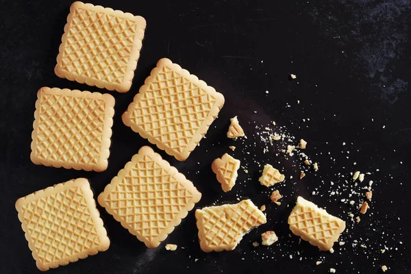 Vierkante Koekjes Geheel Gebroken Oude Zwarte Metalen Achtergrond Bovenaanzicht — Stockfoto