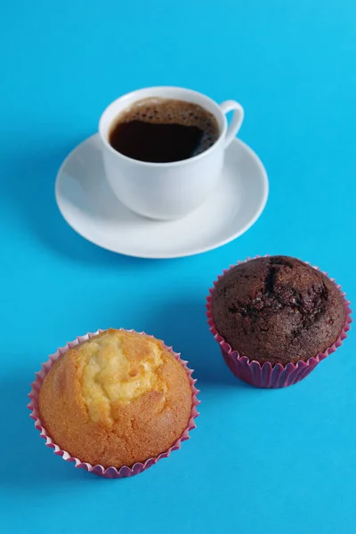 Vanille Schokolade Muffin Und Tasse Kaffee Auf Blauem Hintergrund — Stockfoto