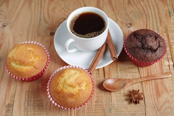 Vanille Und Schokoladenmuffins Und Tasse Kaffee Auf Altem Holzgrund — Stockfoto