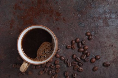 Metal arkaplanda bir fincan sıcak kahve, fotokopi alanı olan üst manzara.