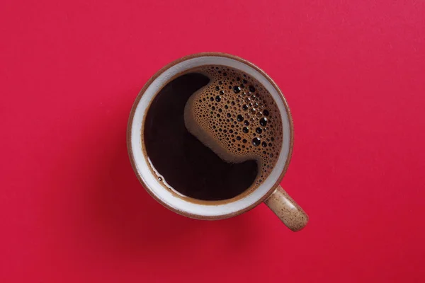 Kopp Kaffe Röd Bakgrund Ovanifrån — Stockfoto