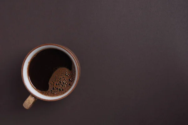 濃い茶色の背景のコーヒーカップ コピースペース付きのトップビュー — ストック写真