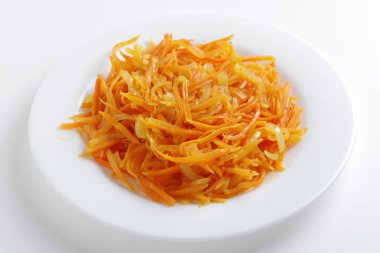 Beyaz arka planda soğanlı havuç salatası.