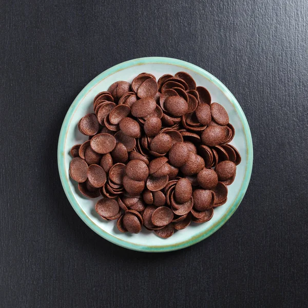 Direct Boven Uitzicht Chocolade Granen Ontbijt Bord Zwarte Stenen Achtergrond — Stockfoto