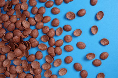 Mavinin arka planı olarak çikolata gevrekleri. Kabuk şeklinde jöleli mısır gevreği. Üst görünüm