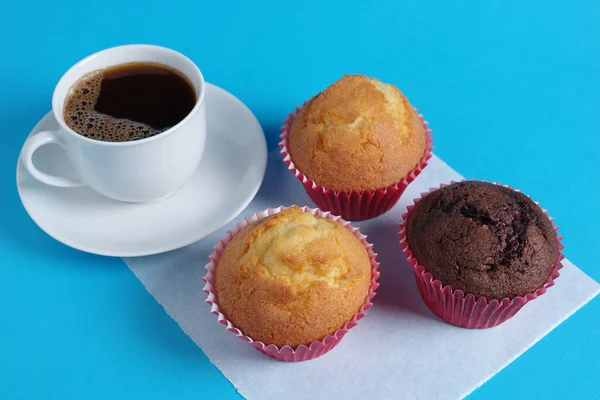 Muffins Und Tasse Kaffee Auf Blauem Hintergrund — Stockfoto