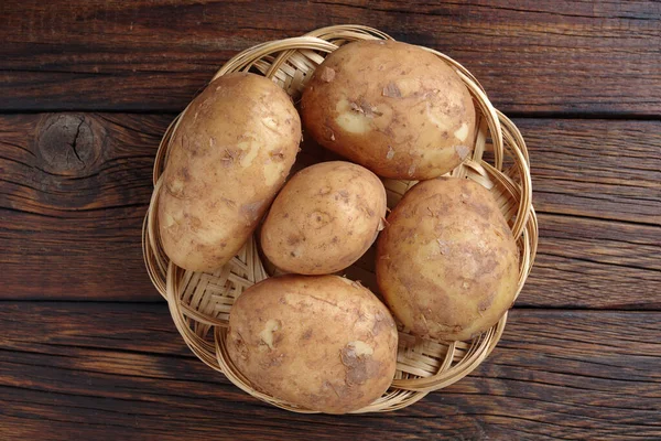 Direct Boven Zicht Verse Biologische Aardappelen Rieten Plaat Houten Ondergrond — Stockfoto