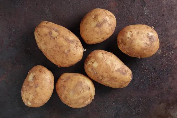 Direct Boven Zicht Verse Biologische Aardappelen Grunge Metalen Ondergrond — Stockfoto