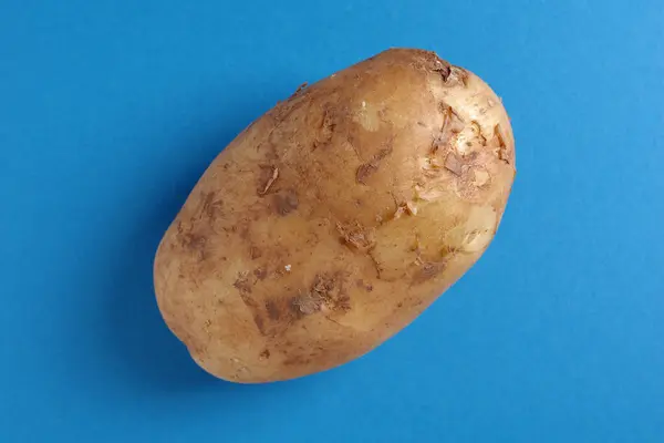 Close Van Rauwe Aardappelen Een Blauwe Achtergrond Bovenaanzicht — Stockfoto