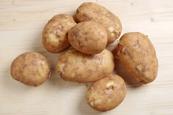 Råpotatis Otvättad Trä Bakgrund Ovanifrån — Stockfoto