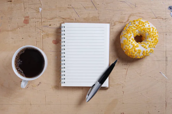 Cuaderno Taza Café Rosquilla Sobre Fondo Madera Vista Superior — Foto de Stock