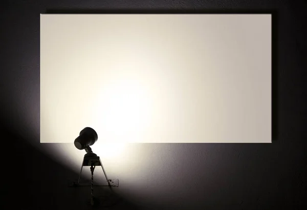 Невеликий прожектор і порожній рекламний щит Стокове Фото