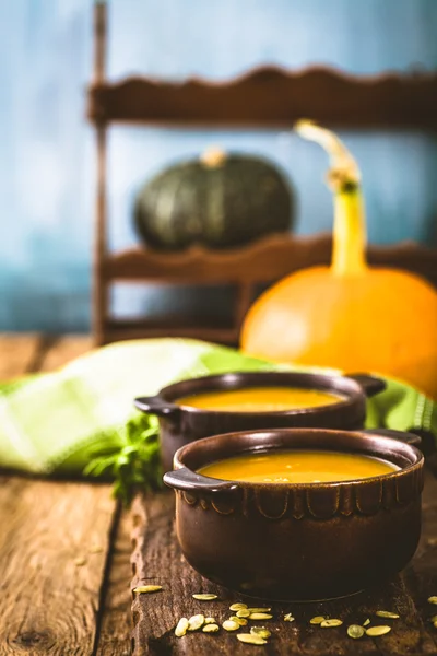 Dîner d'automne avec soupe de légumes saine — Photo